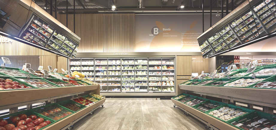 Merchandiser operation management in VR